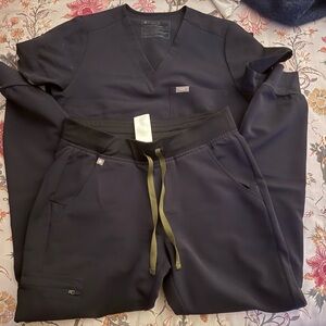 FIGS Charcoal Scrub Set with Olive Drawstring